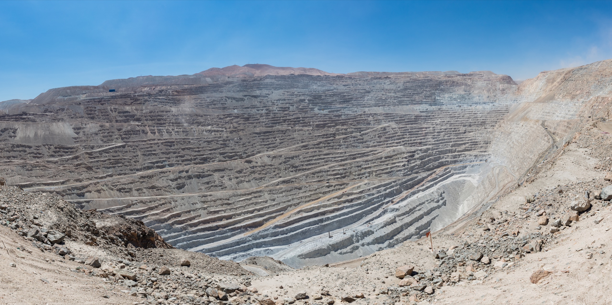 Mina de cobre a cielo abierto con enormes terrazas escalonadas en Chuquicamata, Chile