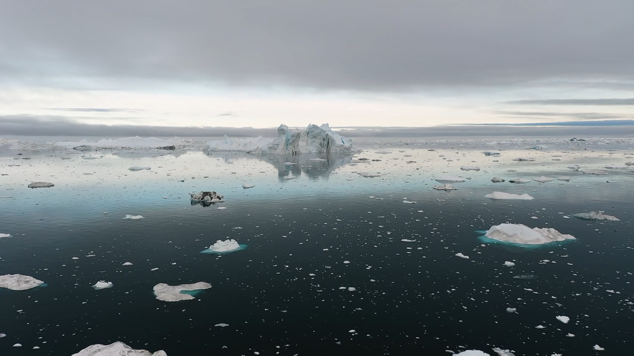 Hielo flotando sobre el mar, visto desde el aire
